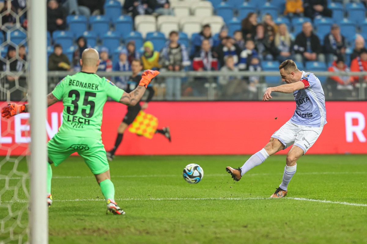 Bramkarz Lecha Poznań Filip Bednarek (L) i Kamil Grosicki (P) z Pogoni Szczecin podczas ćwierćfinałowego meczu piłkarskiego Pucharu Polski