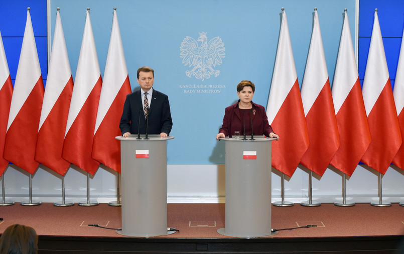 Premier Beata Szydło i minister Mariusz Błaszczak podczas konferencji prasowej po spotkaniu z przedstawicielami klubów parlamentarnych, 21 bm. w KPRM