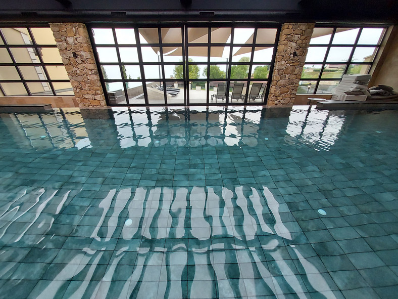 Zadaszony basen w hotelu BlackSeaRama w Bałcziku