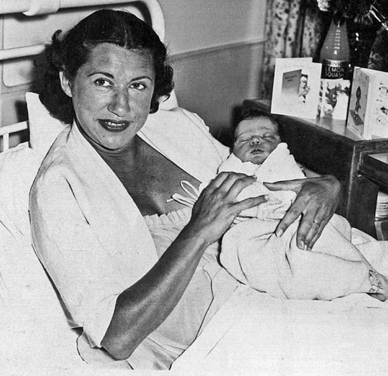 Selma w szpitalu z nowo narodzonym synem Joceline, Londyn, 23 czerwca 1957 r.