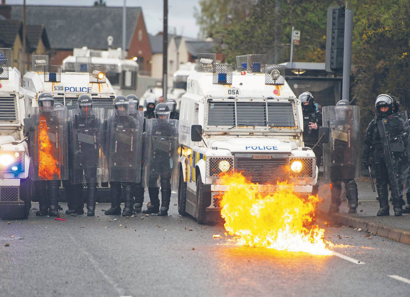 Od ponad tygodnia w Irlandii Północnej dochodzi do zamieszek i starć z policją, w których obrażenia odniosło już prawie 100 funkcjonariuszy