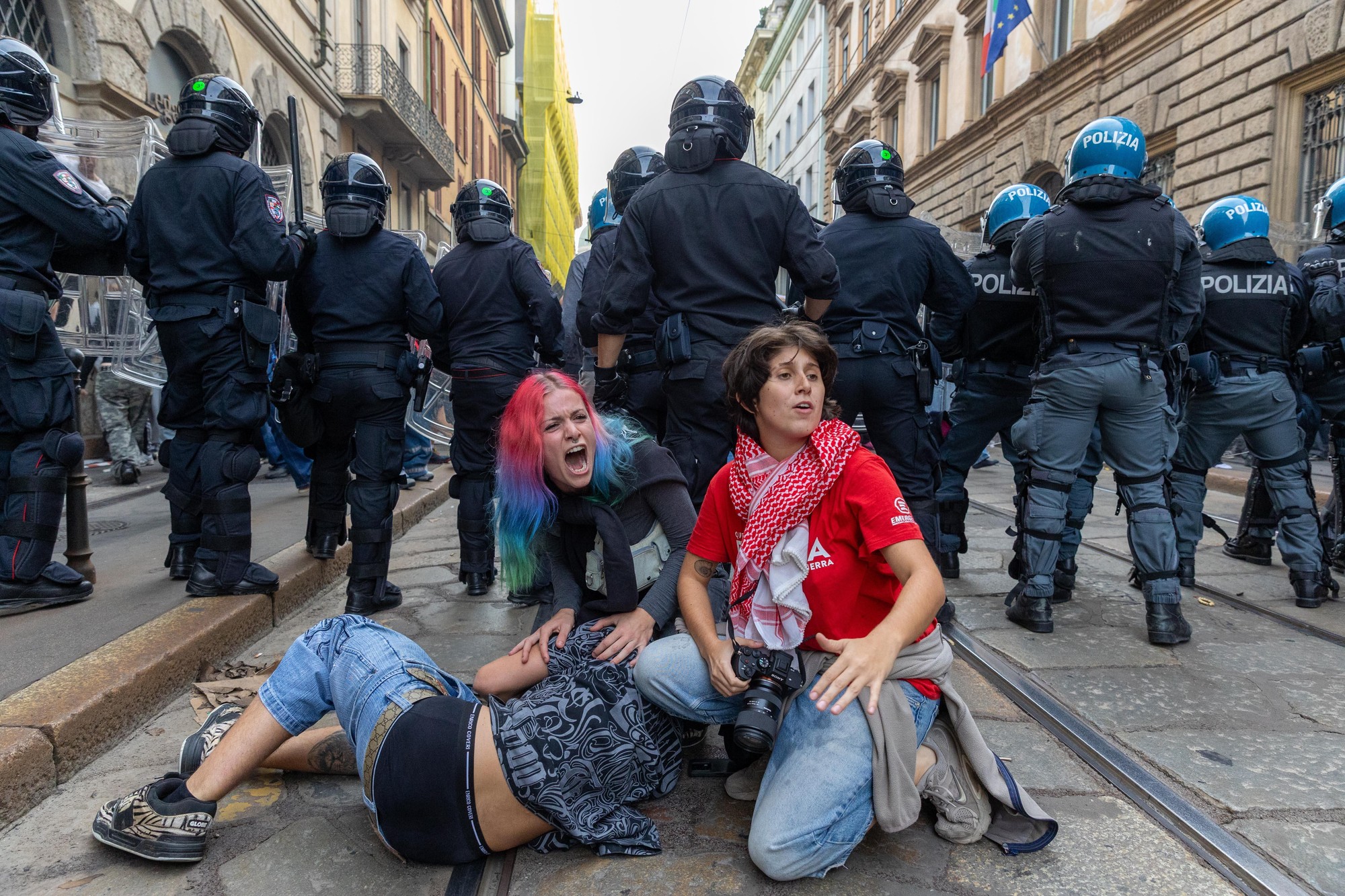 Záber zo sobotného protestu v Miláne. 