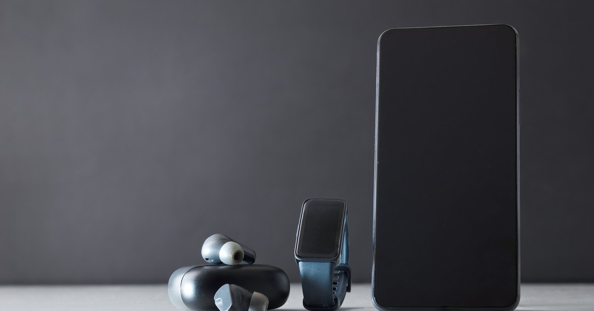 Przekroczone normy ołowiu w smartwatchach i słuchawkach – wyniki kontroli Inspekcji Handlowej