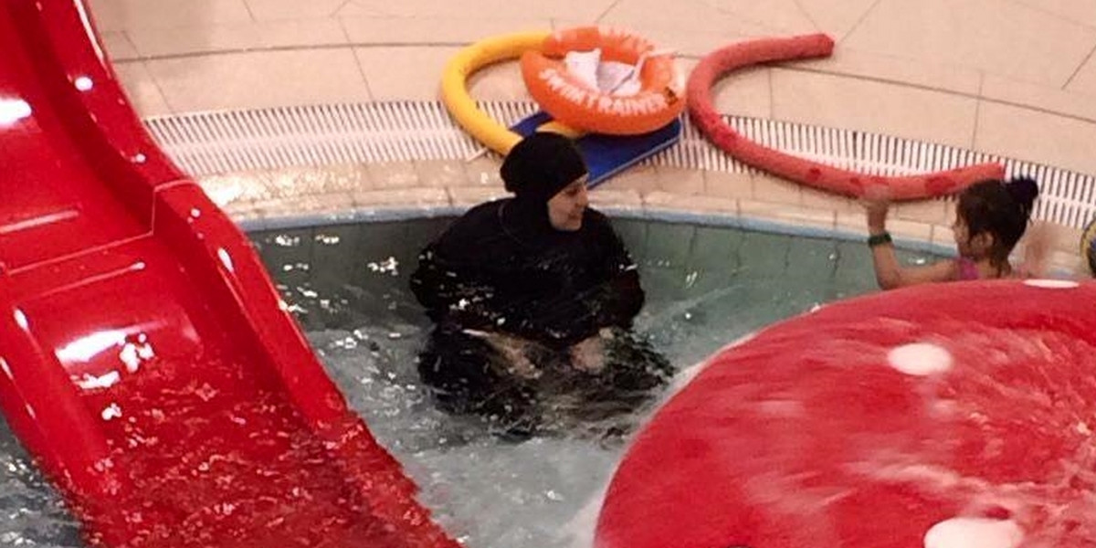 Muzułmanka na basenie