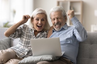 Dodatkowe świadczenia dla emerytów w sierpniu 2025. Nie chodzi o 14. emeryturę. Jakie dodatki można otrzymać?