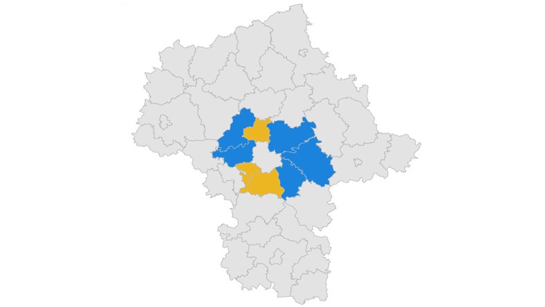 Warszawski obwarzanek, czyli osiem powiatów wokół stolicy Polski. Na niebiesko powiaty, w których wygrał Andrzej Duda, na żółto Rafał Trzaskowski. W sumie w całym obwarzanku Andrzej Duda dostał 271 tys. głosów, a Rafał Trzaskowski 215 tys.