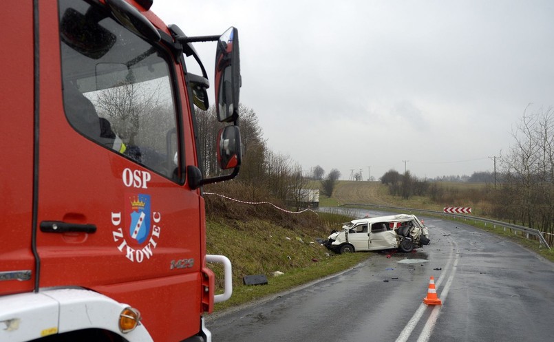 Na łuku drogi samochód ciężarowy zderzył się z busem, którym podróżowało osiem osób – wyjaśnia Jacek Kocan z zespołu prasowego podkarpackiej policji. Jak dodał, kierowcy obu samochodów byli trzeźwi. – Aktualnie trwa ustalanie przyczyn wypadku – dodał. Busem podróżowali zawodnicy trzecioligowego zespołu Wólczanka Wólka Pełkińska. O godz. 12 mieli rozegrać mecz Avią Świdnik. Obie drużyny rywalizują w trzeciej lidze lubelsko–podkarpackiej.