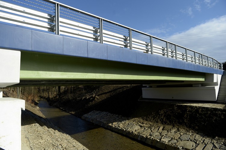 Materiały, kompozyty, użyte do budowy mostu w Błażowej są trwalsze od stali i betonu, tradycyjnie używanych do budowy mostów. Dlatego wykonawcy szacują, że przeprawę będzie można eksploatować bez ponoszenia dodatkowych kosztów przez 50 do 75 lat.