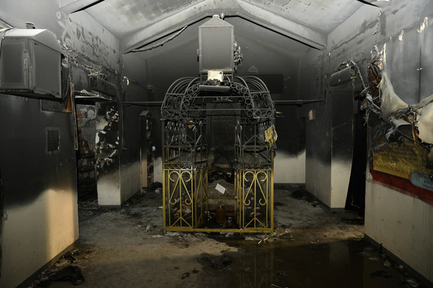 Zniszczenia po pożarze w ohelu na cmentarzu żydowskim w Leżajsku