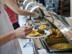 Zostawiłeś jedzenie na talerzu? Zapłacisz karę w restauracji!