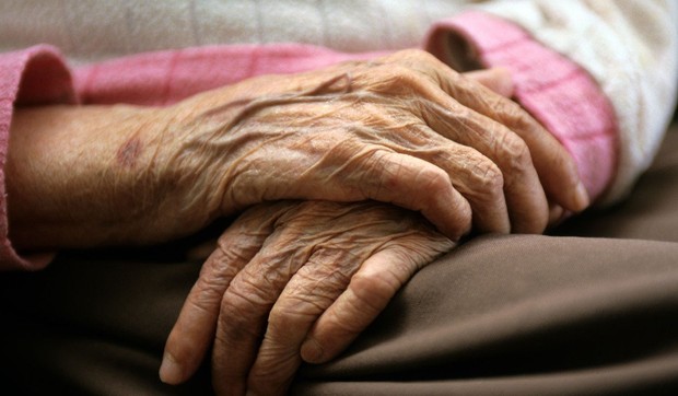 stara žena ruke, starica