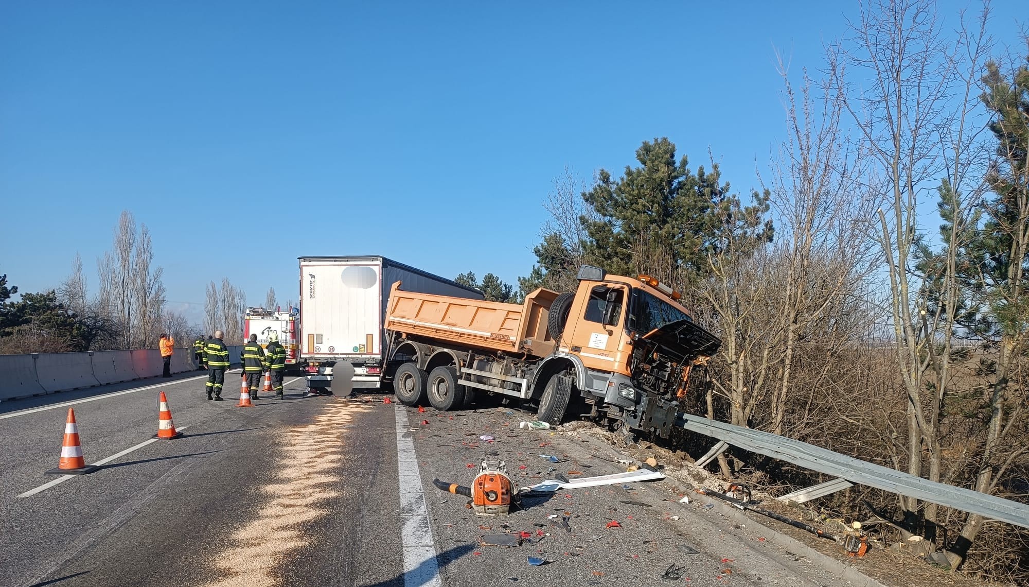 Vážna nehoda na D1: Do cestárskeho auta narazil kamión!