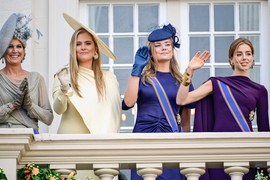 PERJE, TIL, CVEĆE I VEČERNJE HALJINE USRED BELA DANA: Kraljica Maksima ponosno pozirala sa ćerkama na paradi u Holandiji, o njihovom stajlingu SVI PRIČAJU