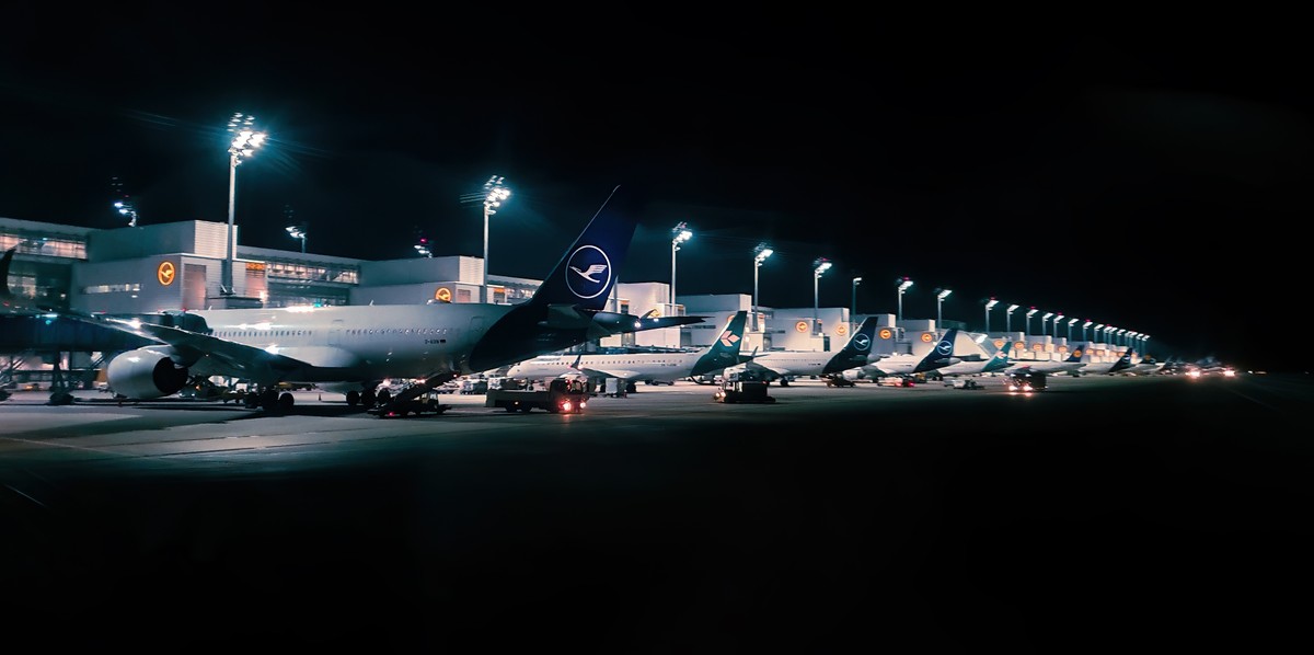 Drony sparaliżowały lotnisko w Monachium. Tysiące pasażerów utknęło na noc