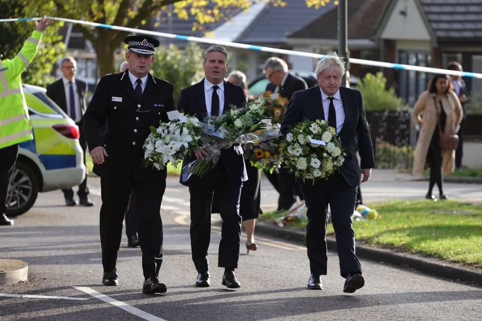 Boris Džonson polaže venac za Dejvida Ejmsa