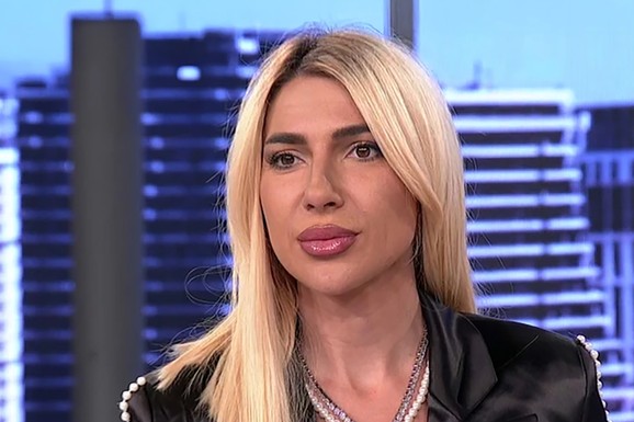 (FOTO) NAKON ŠTO SE OPROSTILA OD GLEDALACA PINKA Jovana Jeremić se oglasila sa druge televizije: Pozirala u miniću, blista od sreće