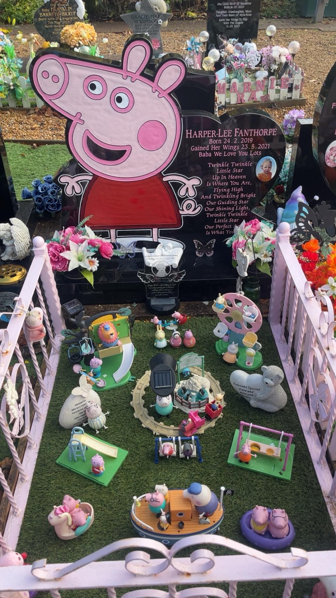 Dvojročné dievčatko zomrelo po prehltnutí gombíkovej batérie.