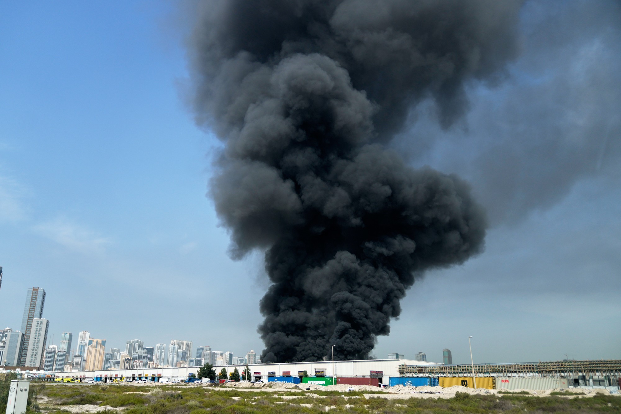 Čierny dym stúpa zo skladu v priemyselnej zóne Šarjah City počas odvetného útoku Iránu v Dubaji 1. marca 2026.