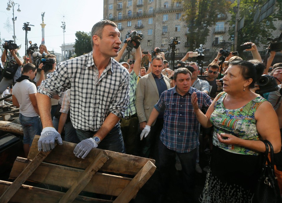 UKRAINE CRISIS  (Ukrainians clean the Maydan.)