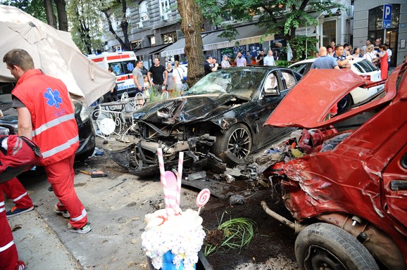 Vozač BMW-a pokosio je ljude koji su sedeli u bašti kafića na Dorćolu