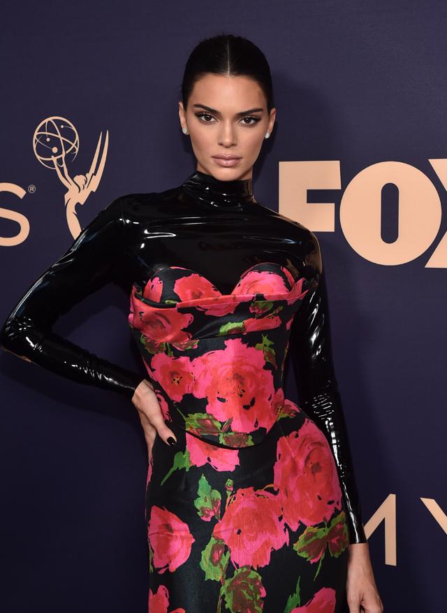 Kendall Jenner Emmy-s ruhájáról képtelenség eldönteni, hogy jó-e vagy sem -  Glamour