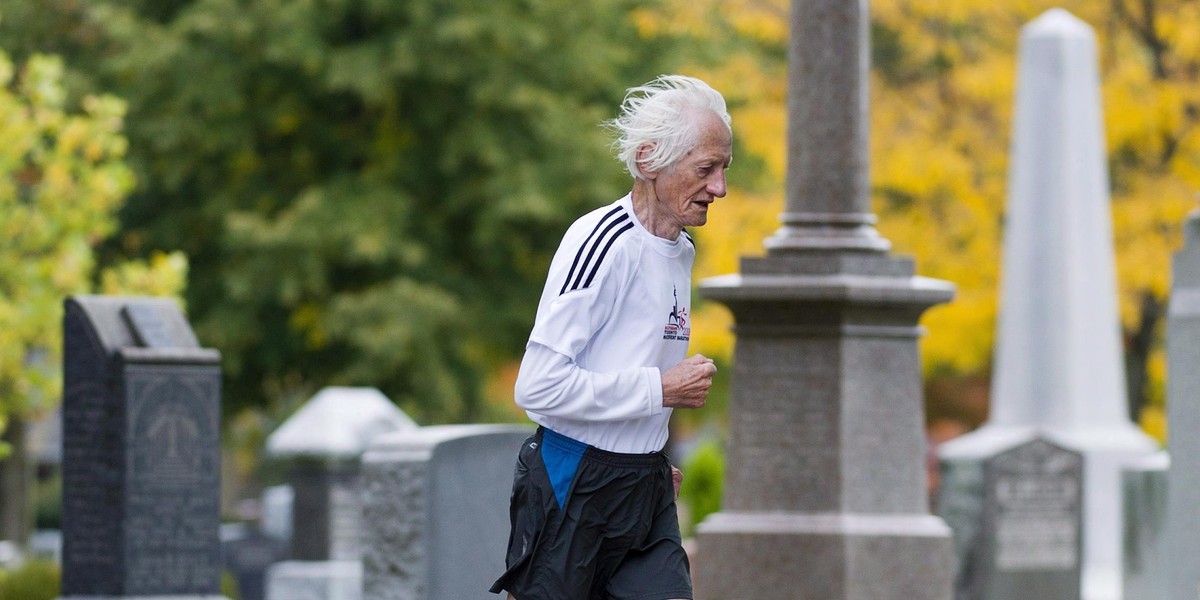 Ed Whitlock ma 85 lat, trenuje na cmentarzu i... bije rekordy świata