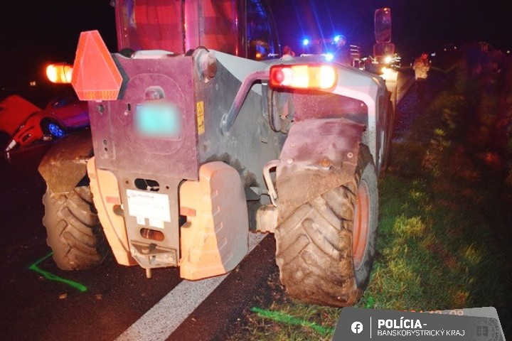 Muž pri Fiľakove narazil do vozidla na čistenie pozemných komunikácií odstaveného na kraji cesty.