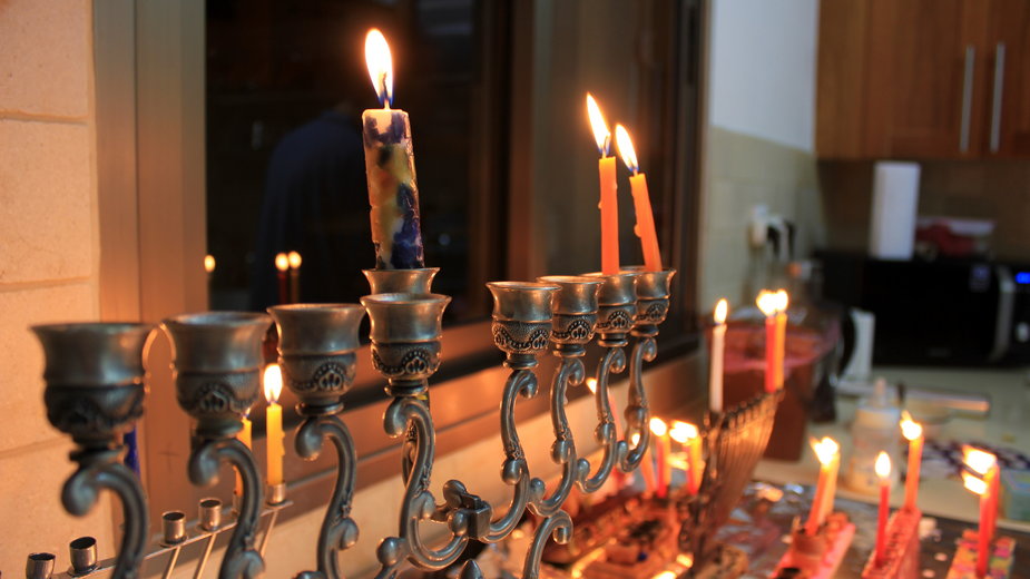 Świecznik chanukowy w oknie żydowskiego domu