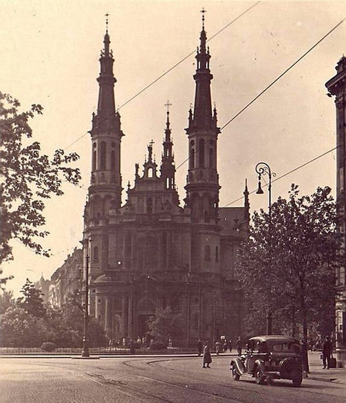 Plac i kościół, rok 1935