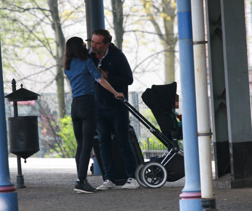 Czuły spacer Marty Kaczyńskiej i jej męża Piotra z synkiem Stasiem