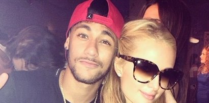 Paris Hilton bawi się na Ibizie z Neymarem