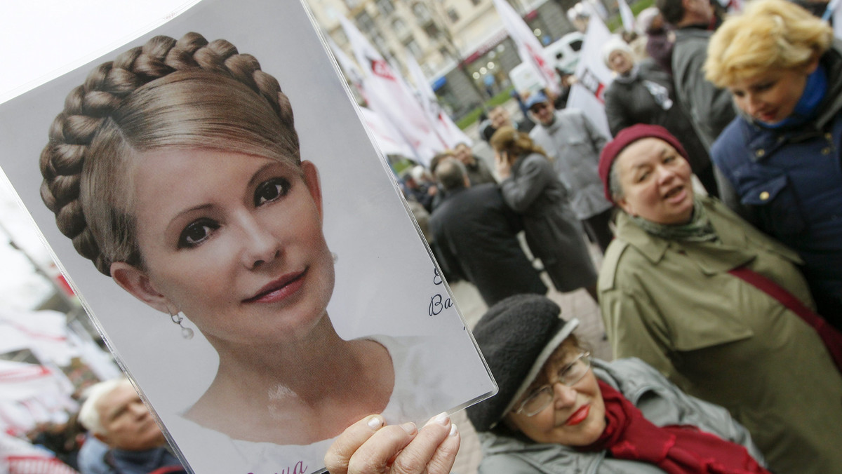 Prezydencka komisja ds. ułaskawień, która obraduje dzisiaj w Kijowie, nie zajmie się sprawą ułaskawienia skazanej na siedem lat więzienia byłej premier Ukrainy Julii Tymoszenko – oświadczył jej obrońca, Serhij Własenko.