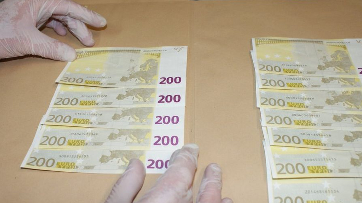 Kryminalni z ostrołęckiej policji zatrzymali kobietę i mężczyznę podejrzanych o wprowadzanie do obrotu fałszywych banknotów euro.