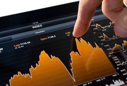 Złotówka poleciała w dół. Spadki na giełdach