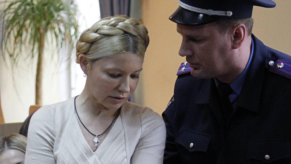 Zatrzymana w sierpniu, a następnie skazana na 7 lat więzienia była premier Ukrainy Julia Tymoszenko będzie leczona poza aresztem śledczym - oświadczył dzisiaj ukraiński prezydent Wiktor Janukowycz.