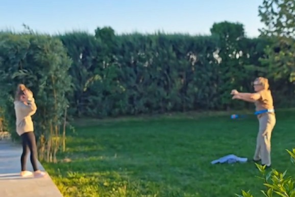 BAKA MIRA VRTI IGRAČKU OKO STRUKA, UNUKA KATJA ODUŠEVLJENA Nataša Bekvalac pokazala privatne momente, smeje se na sav glas (VIDEO)