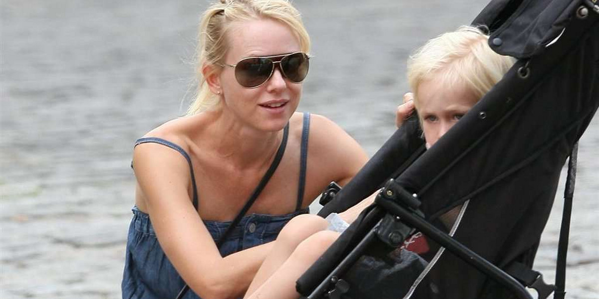 Naomi Watts uwielbia przebywać z dziećmi. Naimi Watts i jej synek na spacerze