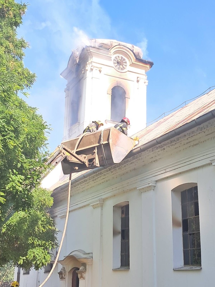 Gori crkva Rođenja Presvete Bogorodice u Botošu