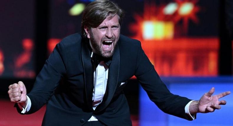 Le réalisateur Ruben Östlund reçoit la Palme d'or pour «Sans filtre», à Cannes, le 28 mai 2022