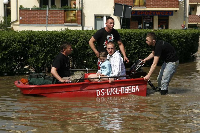 Wrocław tonie! Dramatyczna walka mieszkańców z żywiołem. Ślęza zalała osiedle Kozanów