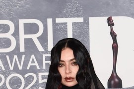 NAJSKANDALOZNIJE IZDANJE sa crvenog tepiha! Pevačica u providnoj haljini šetala GOLE GRUDI, a kad se okrenula - NOVI ŠOK: Minijaturan donji veš i opet - SVE NA UVID