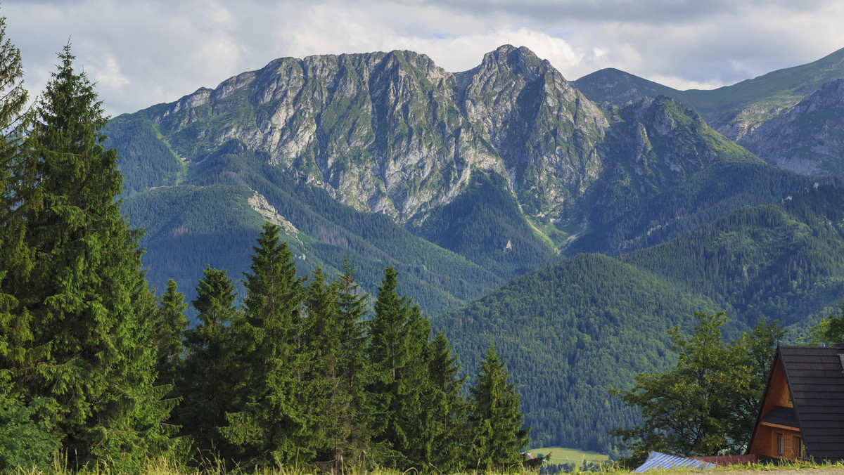 W związku z przechodzącym z północnego - zachodu na południowy wschód chłodnym frontem atmosferycznym i przemieszczającym się znad Słowacji nad Rosję aktywnym niżem w czwartek 21 sierpnia w Tatrach należy spodziewać się załamania pogody.