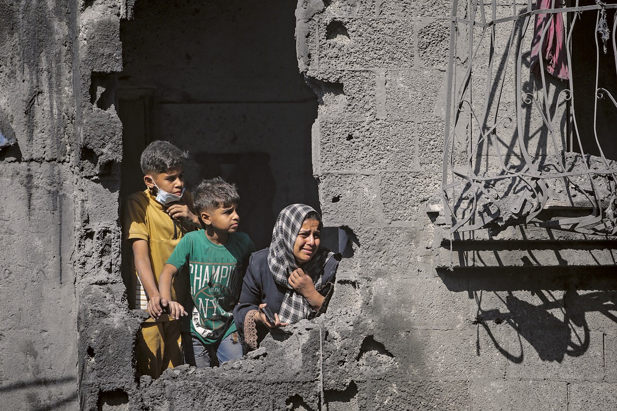 Palestyńskie dzieci w bloku zniszczonym w wyniku nalotów sił Izraela, obóz dla uchodźców w Muchajjam asz-Szati, Strefa Gazy 29 października 2025 r.