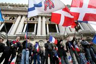 Zwolennicy nacjonalistycznego Frontu Narodowego, podczas marszu w Paryżu