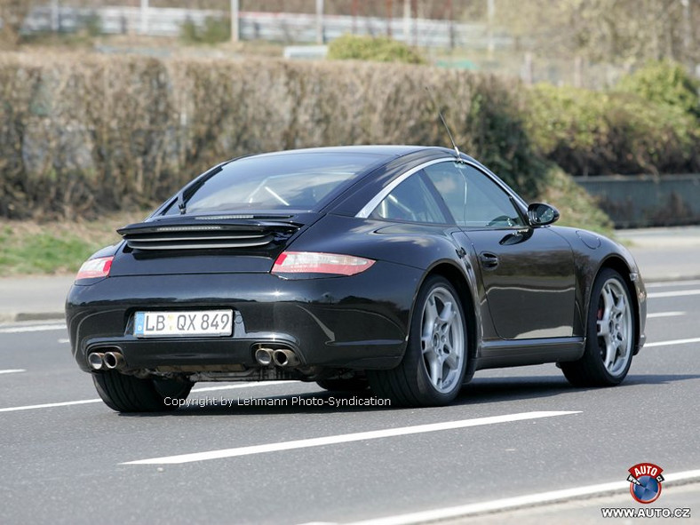 Zdjęcia szpiegowskie: przedwczesny facelifting także dla Porsche 911 Targa
