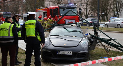 Porsche zmiotło przystanek. Dwoje kierowców winnych jednego wypadku w Łodzi? FILM