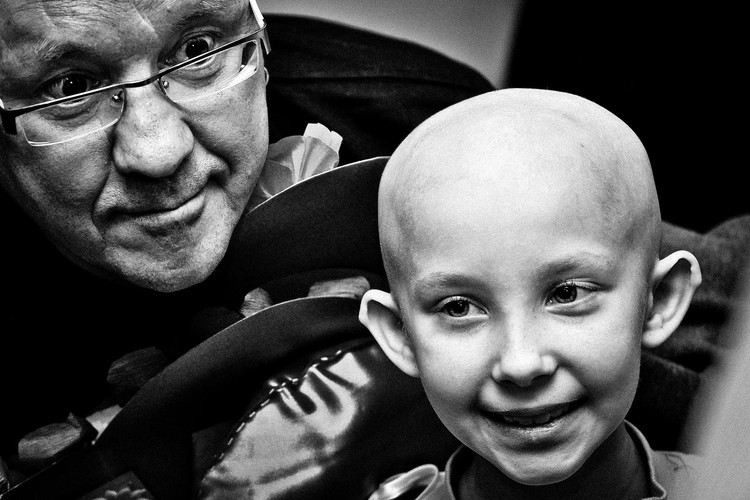 Jerzy Owsiak przekazał Górnośląskiemu Centrum Zdrowia Dziecka w Katowicach sprzęt do neuronawigacji. Aparatura została zakupiona z pieniędzy zebranych podczas finału Wielkiej Orkiestry Świątecznej Pomocy w 2010 roku. Fotografia Magdaleny Jodłowskiej otrzymała trzecie miejsce za zdjęcie pojedyncze w kategorii 