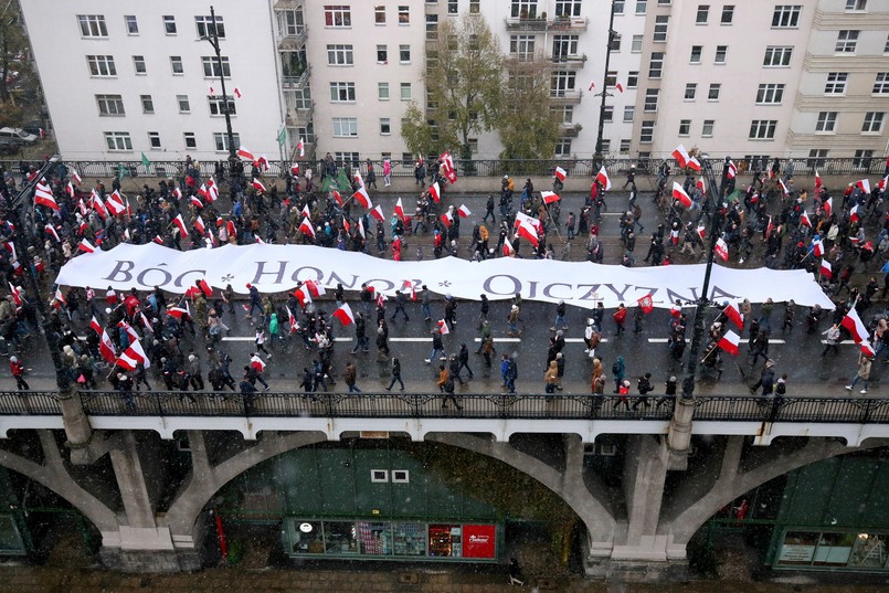 11 listopada, Warszawa. Uczestnicy Marszu Niepodległości 2016 na moście Poniatowskiego w Warszawie. Tegoroczny marsz organizowany pod hasłem "Polska bastionem Europy" przeszedł z ronda Dmowskiego na błonia stadionu PGE Narodowego