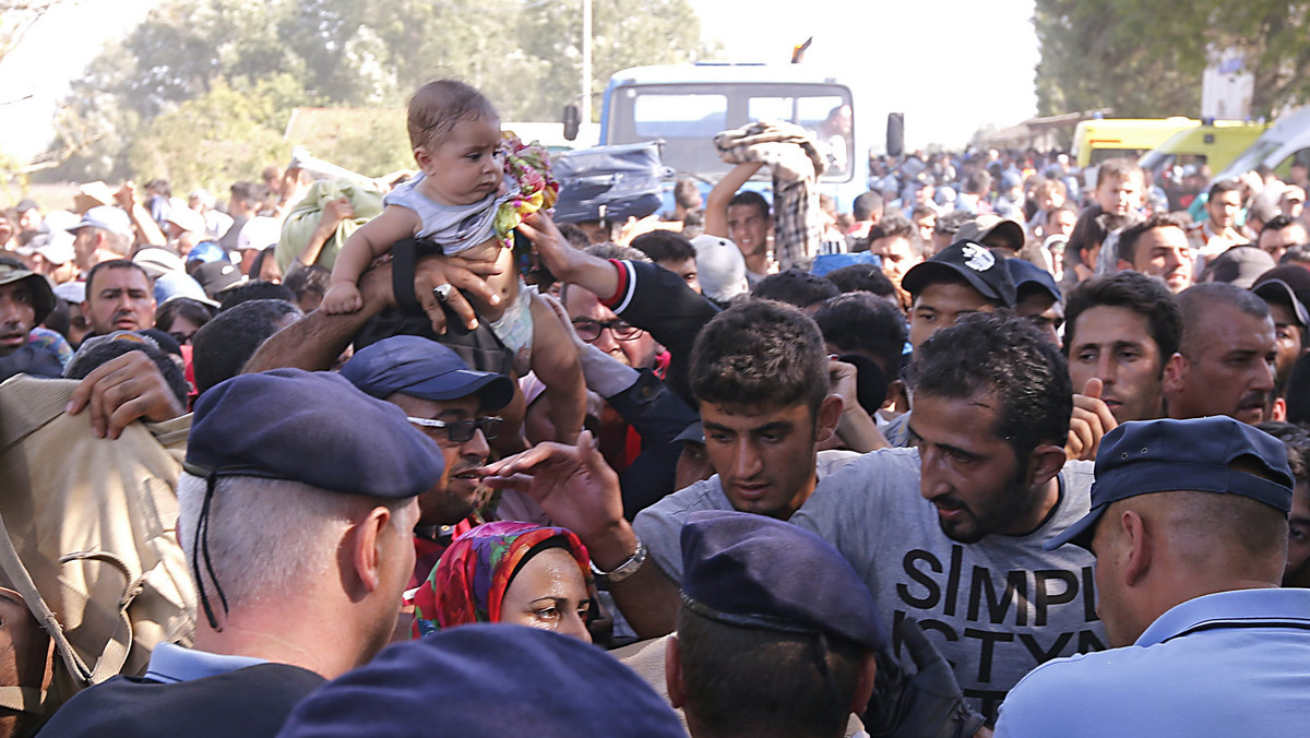 Premier Francji Manuel Valls wezwał Węgry, aby "traktowały po ludzku" migrantów, którzy znaleźli się u węgierskich granic. Według jego słów nie do przyjęcia są "druty kolczaste", a także - jak to określił - "wypowiedzi i nastawienie" Budapesztu.