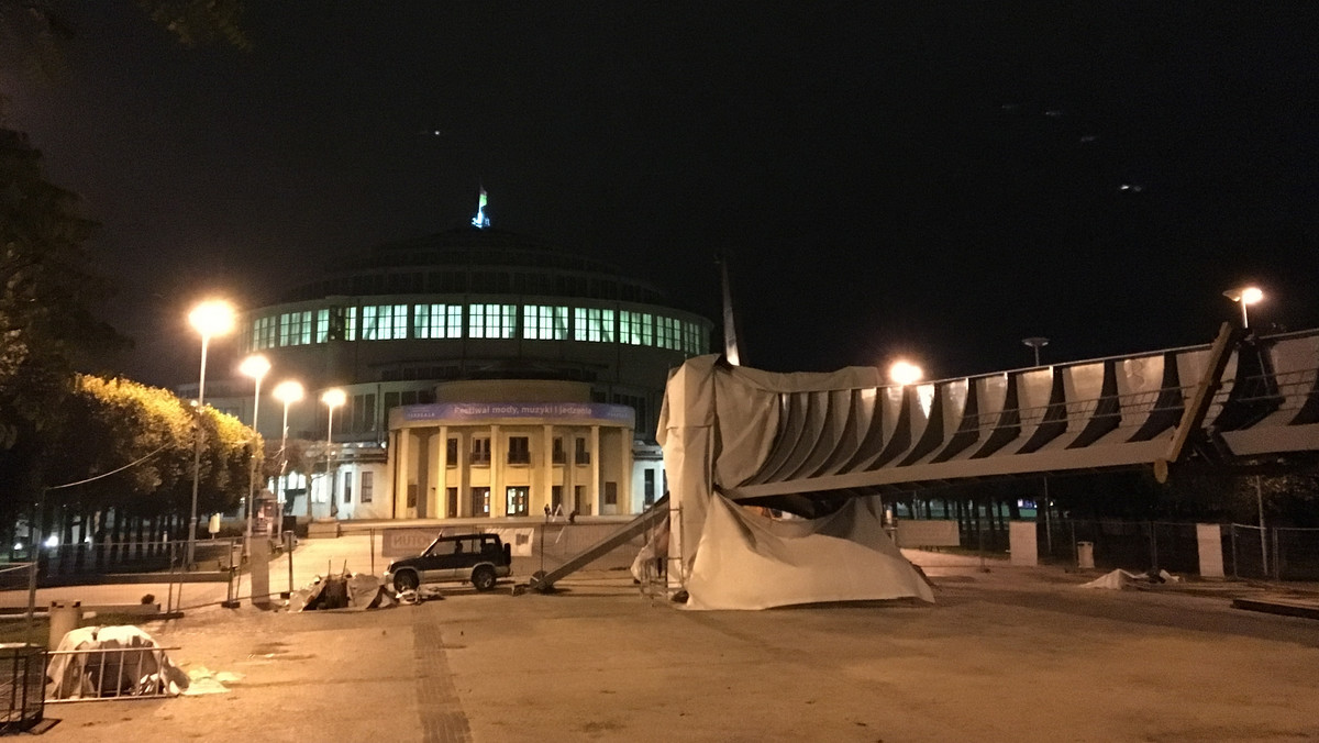 W najbliższy piątek (25 listopada) Iglica ma znów stanąć na placu przed Halą Stulecia. Wcześniej prezes hali informował, że niezwykle widowiskowa operacja podniesienia stalowej konstrukcji odbędzie się w środę. Ostatecznie jednak przesunięto termin na koniec tygodnia.